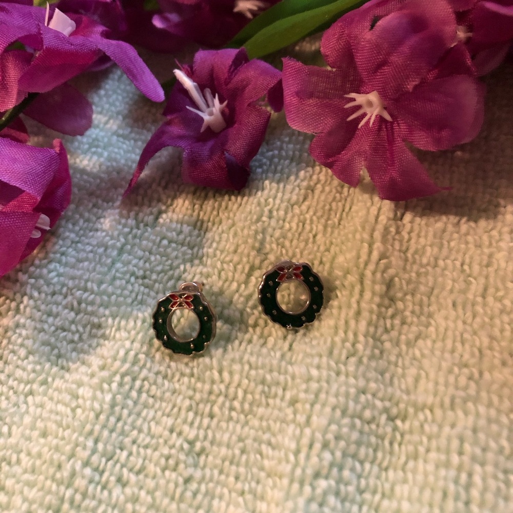 Green & red wreath pierce earrings in silver posts